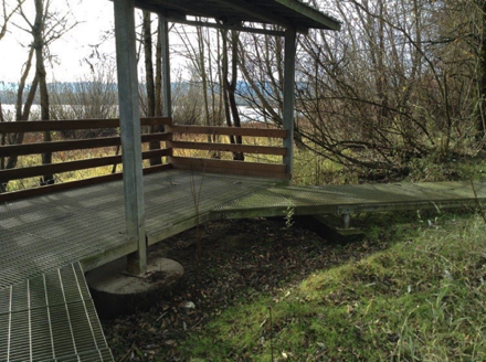 Covered viewpoint at Smith Lake – metal ramp without edge protection